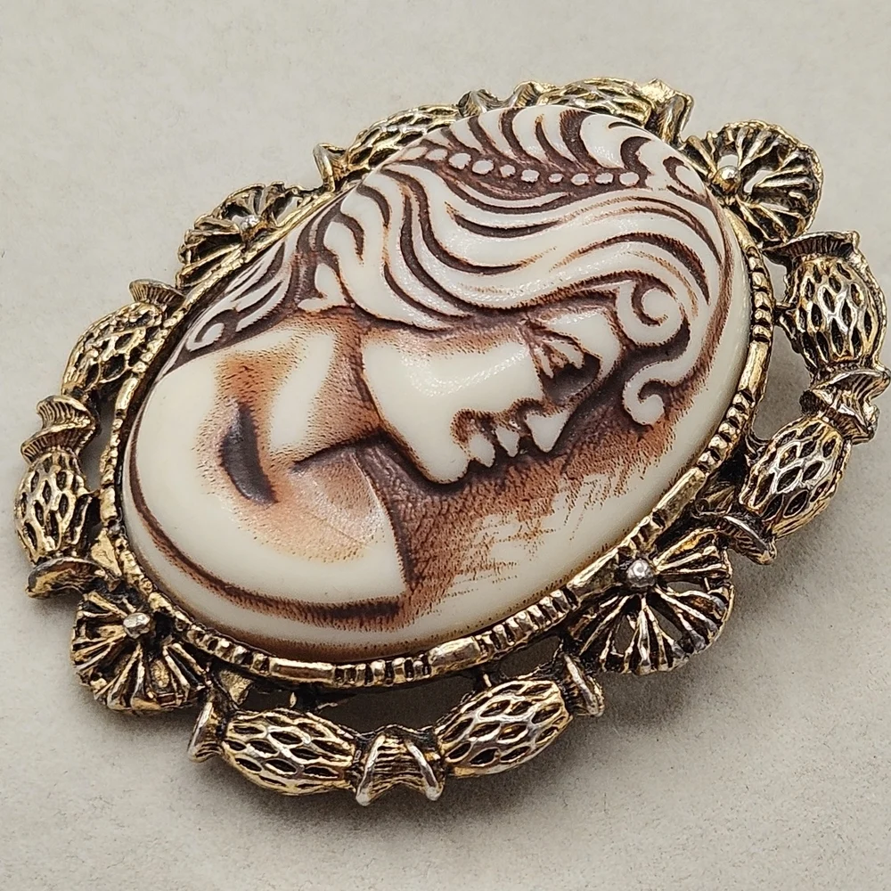 VINTAGE Carved Oval Cameo Gold Tone Filigree Brooch Pin